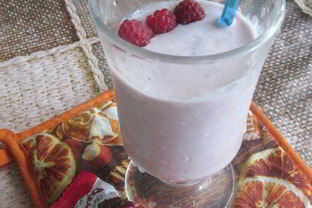 Смузи с малиной и творогом