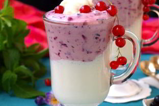 Смузи с творогом и черной смородиной