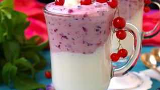 Смузи с творогом и черной смородиной