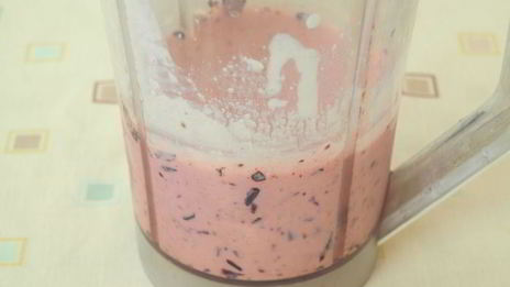 смузи с творогом и черной смородиной