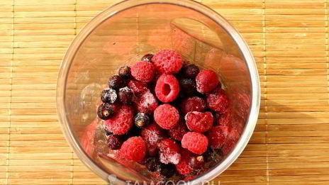 смузи с ягодами, имбирем и овсянкой