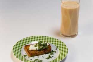 Цитрусовый смузи и тост с яйцом пашот