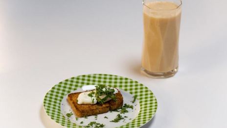 цитрусовый смузи и тост с яйцом пашот