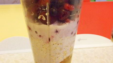 ягодный смузи с овсяными хлопьями