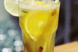 Согревающий пунш с имбирем и лимонным сорго