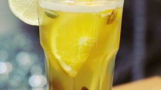 Согревающий пунш с имбирем и лимонным сорго