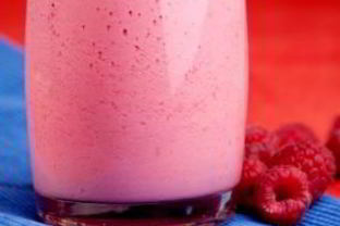 Витаминный напиток из малины и лайма