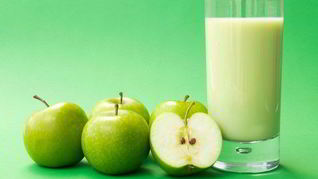 Яблочный коктейль на кефире с корицей