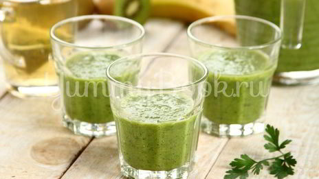 здоровый коктейль с петрушкой