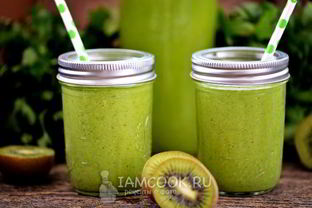 Зеленый коктейль из сельдерея со щавелем