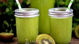 Зеленый коктейль из сельдерея со щавелем