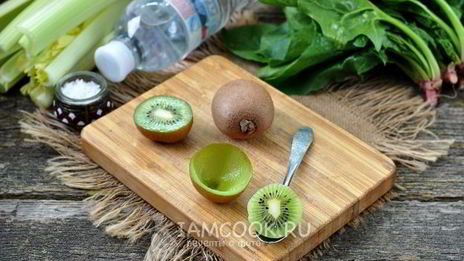 зеленый коктейль из сельдерея со щавелем