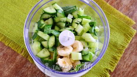 зеленый коктейль на греческом йогурте