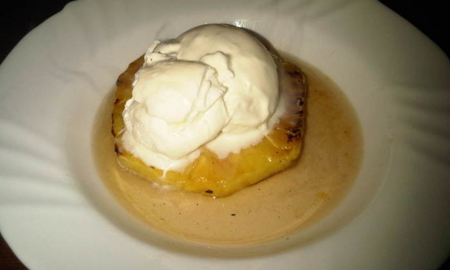 Рецепт жареный ананас с пряным сиропом и мороженым