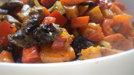 горячий овощной салат с шампиньонами