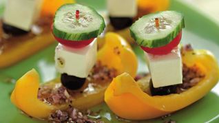 Греческий салат на шпажке в лодочке из перца