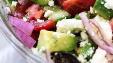 греческий салат с авокадо