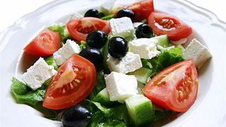 Греческий салат с красным луком