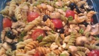 Греческий салат с макаронами и грибами