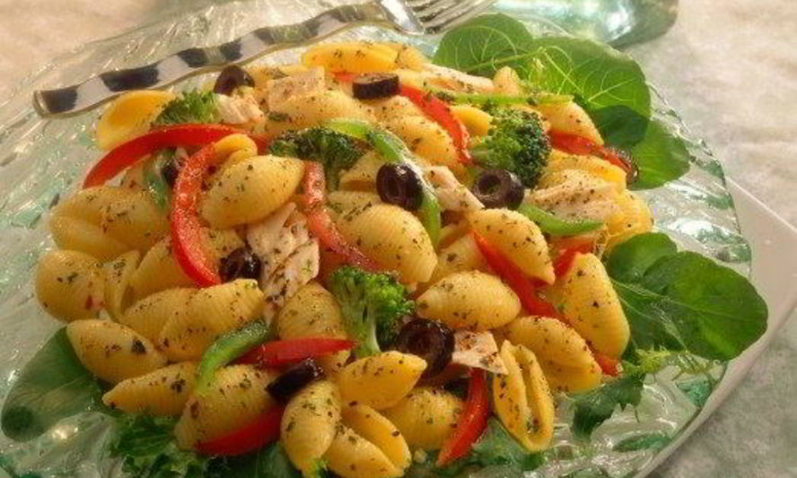 Рецепт греческий салат с пастой и тунцом