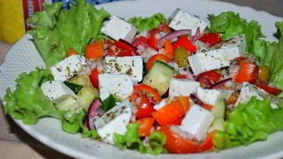 Греческий салат с перловкой