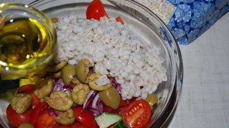 греческий салат с перловкой