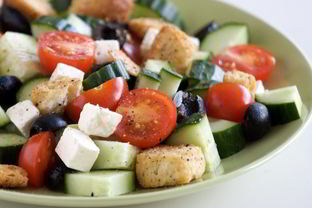 Греческий салат с сухариками