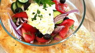 Греческий салат с заправкой из феты