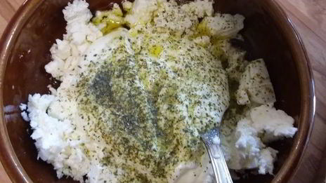 греческий салат с заправкой из феты