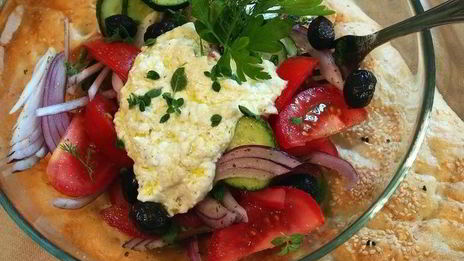 греческий салат с заправкой из феты