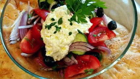 греческий салат с заправкой из феты