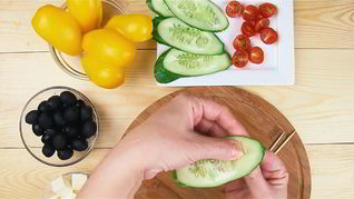 Греческий салат в лодочке из перца