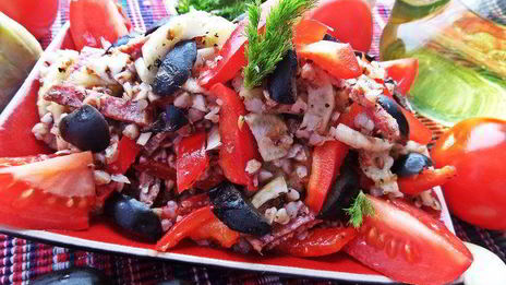 гречневый салат с овощами и салями