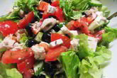 Нарезанный греческий салат с курицей