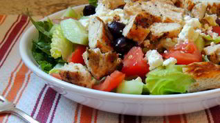 Салат греческий с курицей