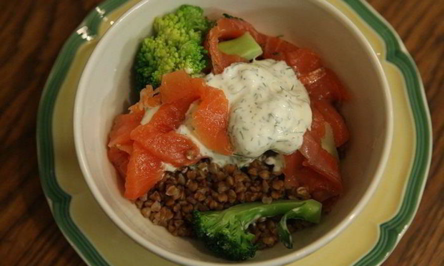 Рецепт салат из гречки с брокколи и семгой