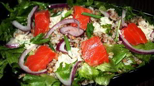 Салат с гречкой и копченой форелью