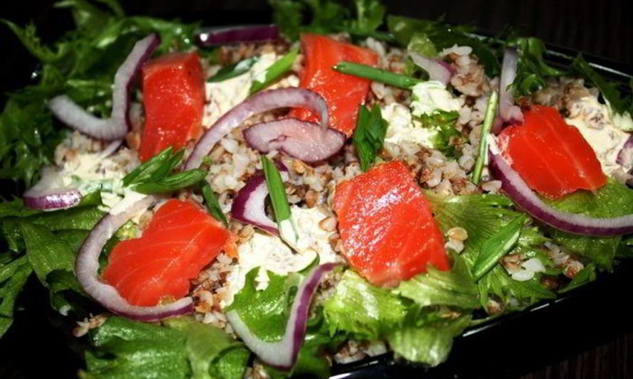 Рецепт салат с гречкой и копченой форелью
