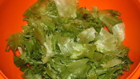 салат с гречкой и копченой форелью