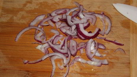 салат с гречкой и копченой форелью