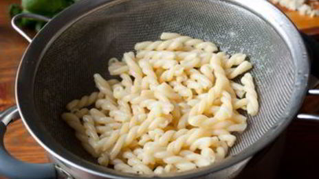 салат с креветками и пастой в греческом стиле