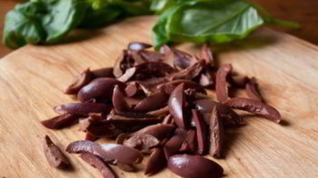 салат с креветками и пастой в греческом стиле