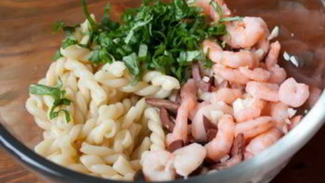 салат с креветками и пастой в греческом стиле