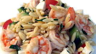 Салат с орзо и креветками в греческом стиле