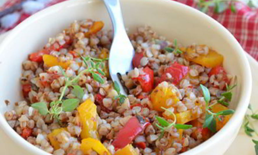 Рецепт теплый гречневый салат с запеченной паприкой