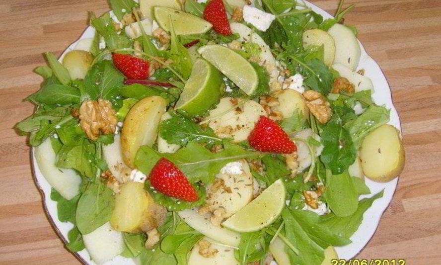 Рецепт картофельно-яблочный салат с козьим сыром и грецким орехом