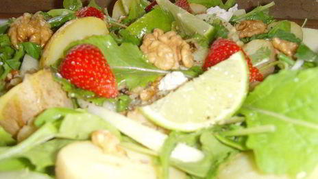 картофельно-яблочный салат с козьим сыром и грецким орехом