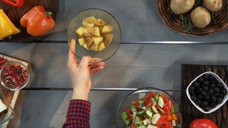 картофельный салат с фетой и оливками