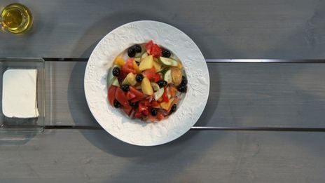 картофельный салат с фетой и оливками