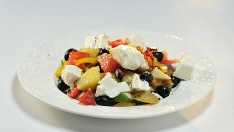 картофельный салат с фетой и оливками